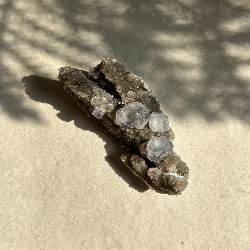 Calcedonio Nero con Fluorite Blu cubica